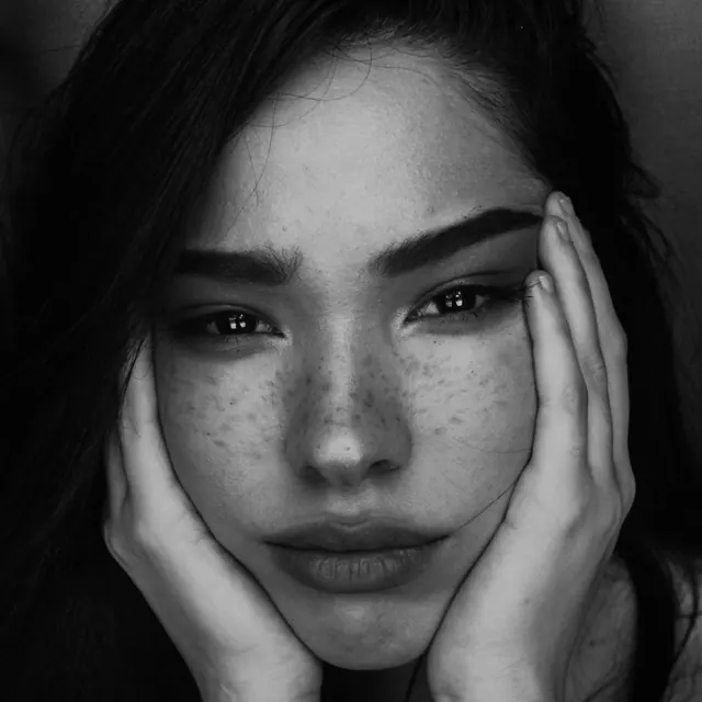 Retrato em preto e branco de mulher com cabelo escuro