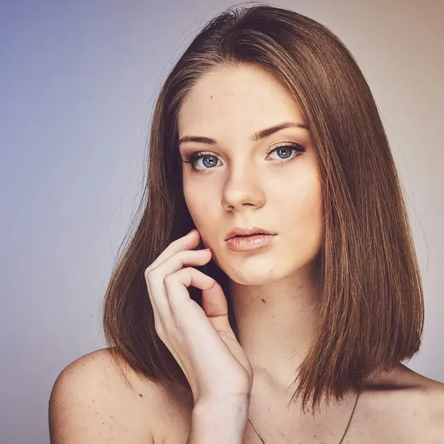 Mulher com cabelo liso na altura dos ombros